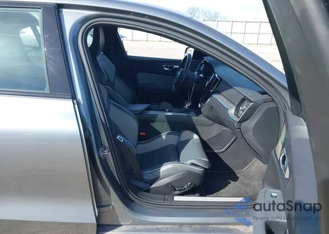 2021 Volvo S60 T6 R-Design z USA, uszkodzony, nr VIN 7JRA22TM8MG082065